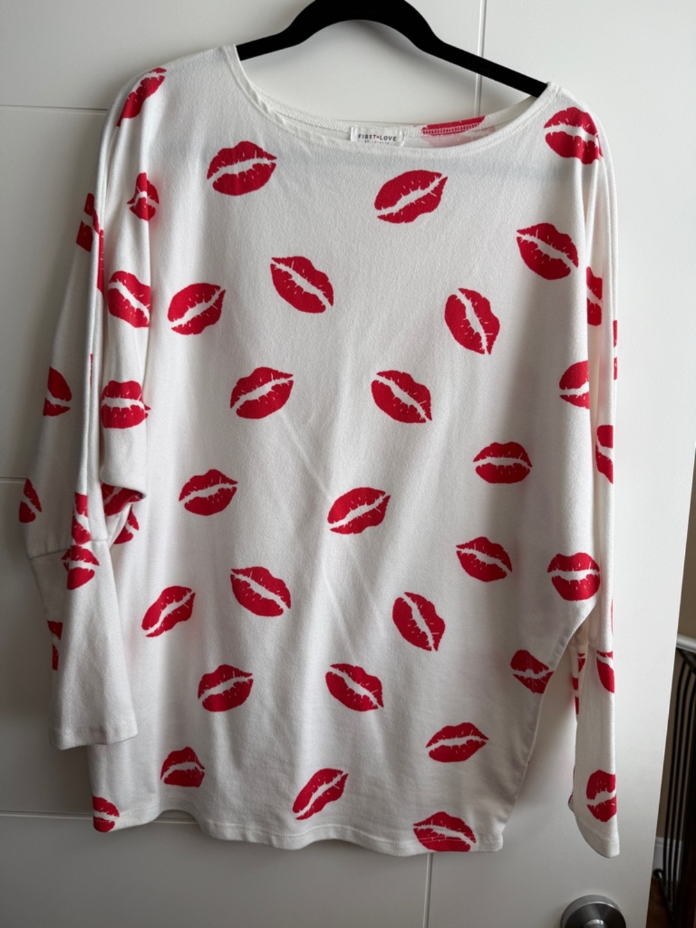 White Kiss Print Sweater with Red Lip Pattern